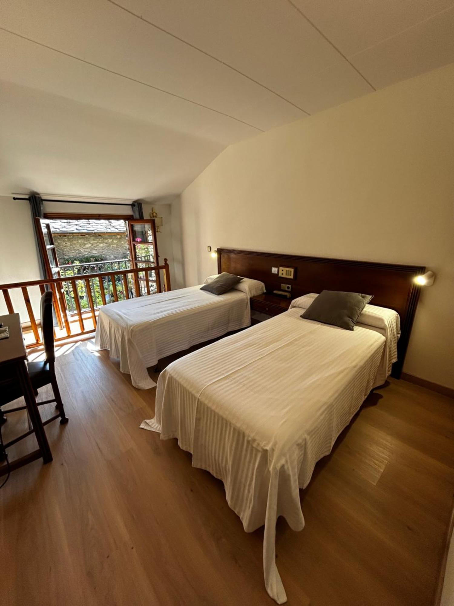 Hotel Santa Barbara De La Vall D'Ордино Экстерьер фото